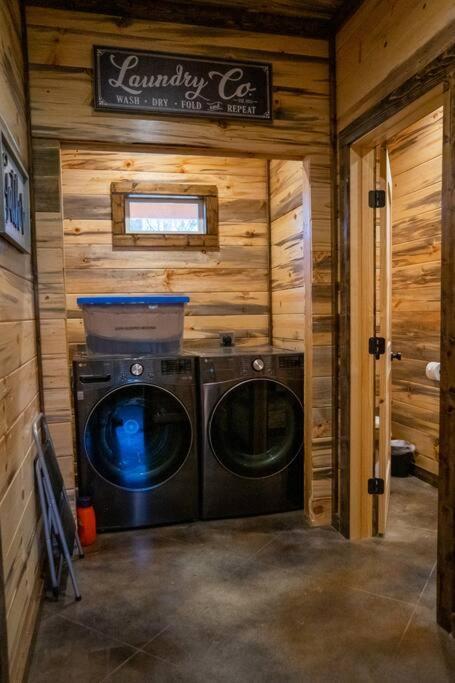 The Big Tex Luxury Cabin Is Epic Broken Bow Eksteriør bilde