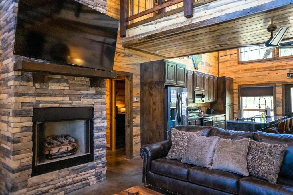 The Big Tex Luxury Cabin Is Epic Broken Bow Eksteriør bilde