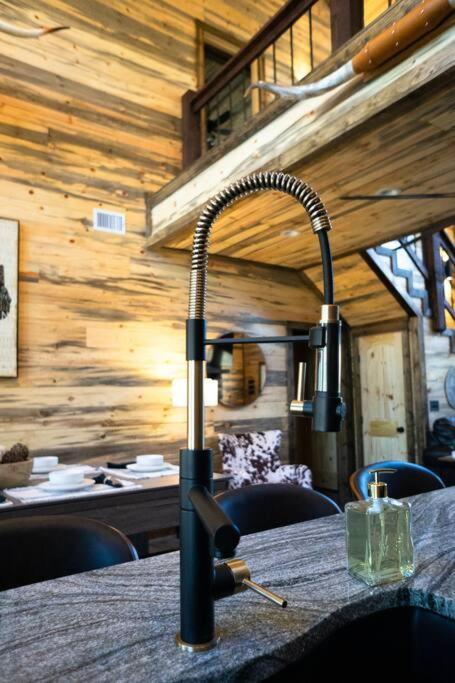 The Big Tex Luxury Cabin Is Epic Broken Bow Eksteriør bilde