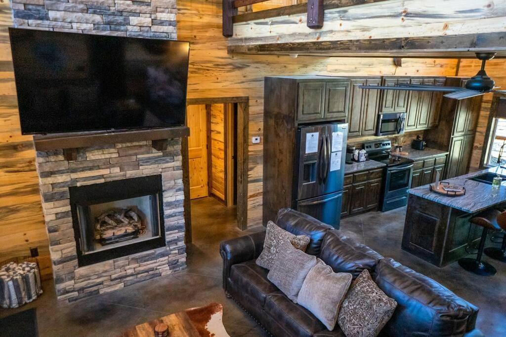 The Big Tex Luxury Cabin Is Epic Broken Bow Eksteriør bilde