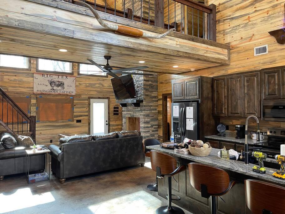 The Big Tex Luxury Cabin Is Epic Broken Bow Eksteriør bilde