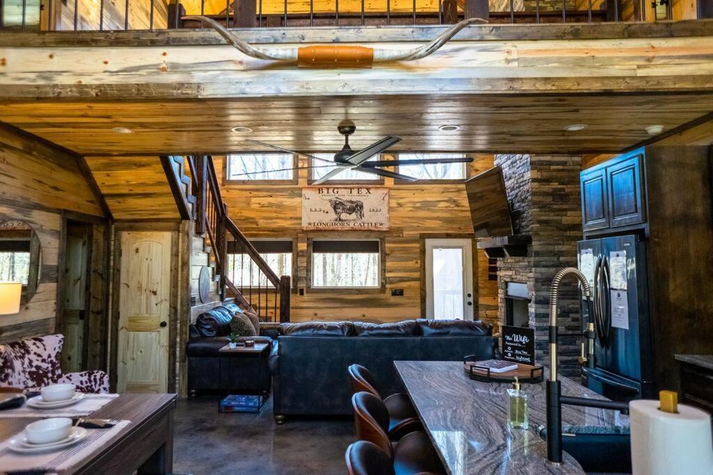 The Big Tex Luxury Cabin Is Epic Broken Bow Eksteriør bilde
