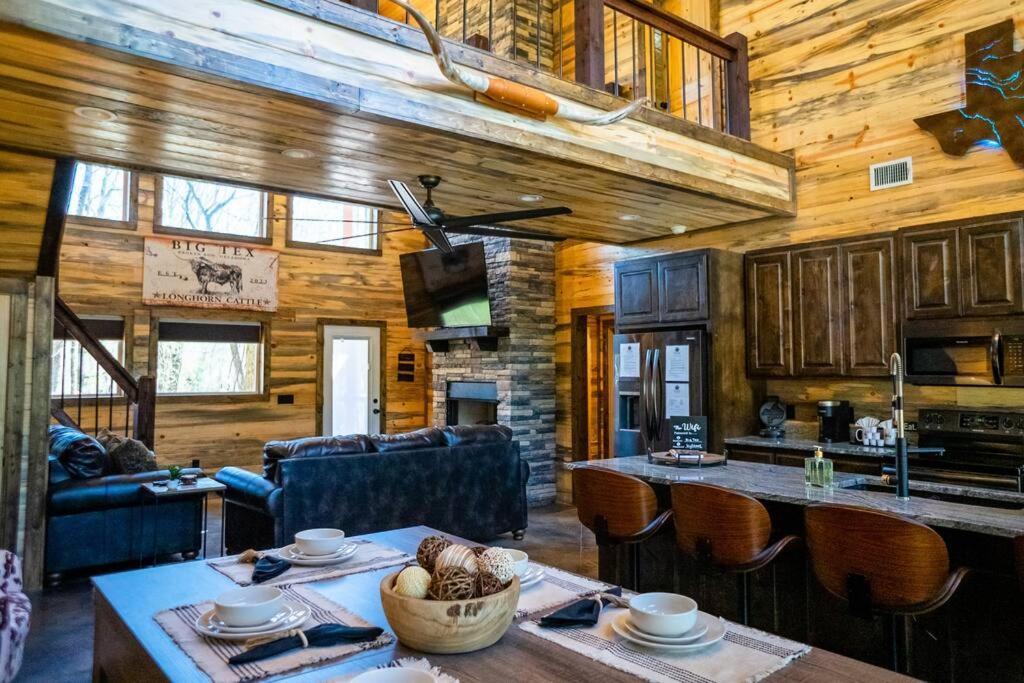 The Big Tex Luxury Cabin Is Epic Broken Bow Eksteriør bilde